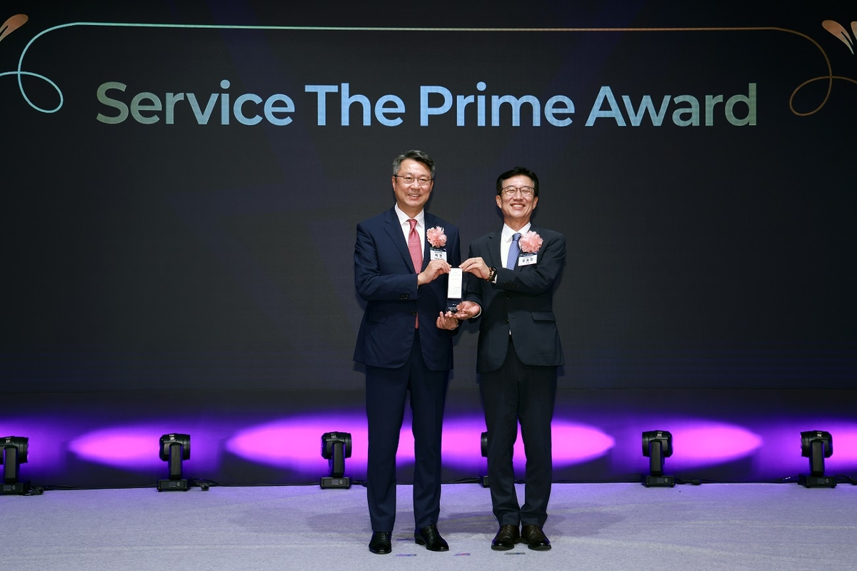 ▲사진 왼쪽부터 백현 롯데관광개발 대표이사 사장, 문동민 한국표준협회 회장이 시상식 직후 기념사진을 찍고 있다. (사진제공=롯데관광개발)