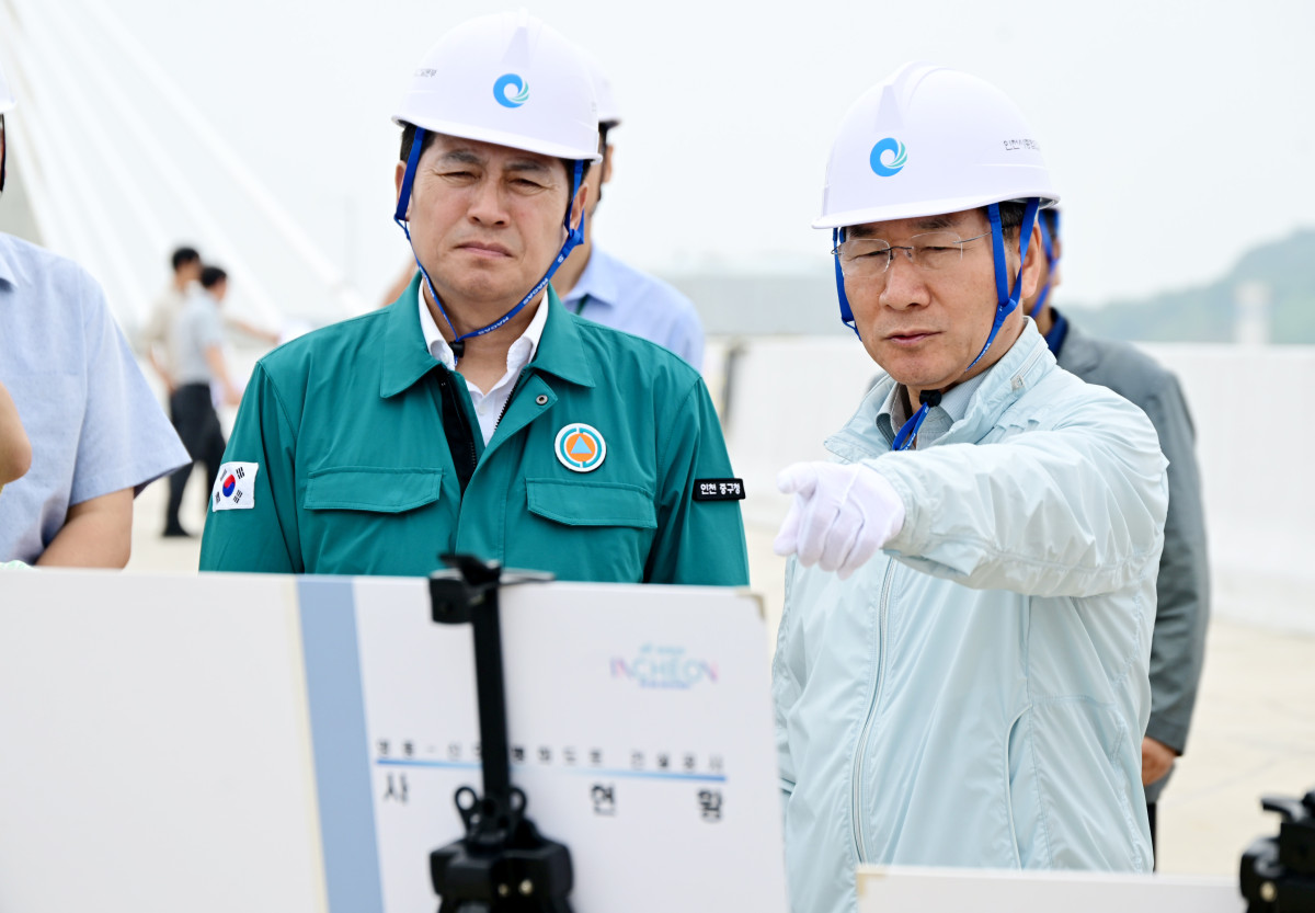▲유정복 인천광역시장이 7일 영종-신도 평화도로 건설공사 현장을 점검하고 있다. (인천광역시)