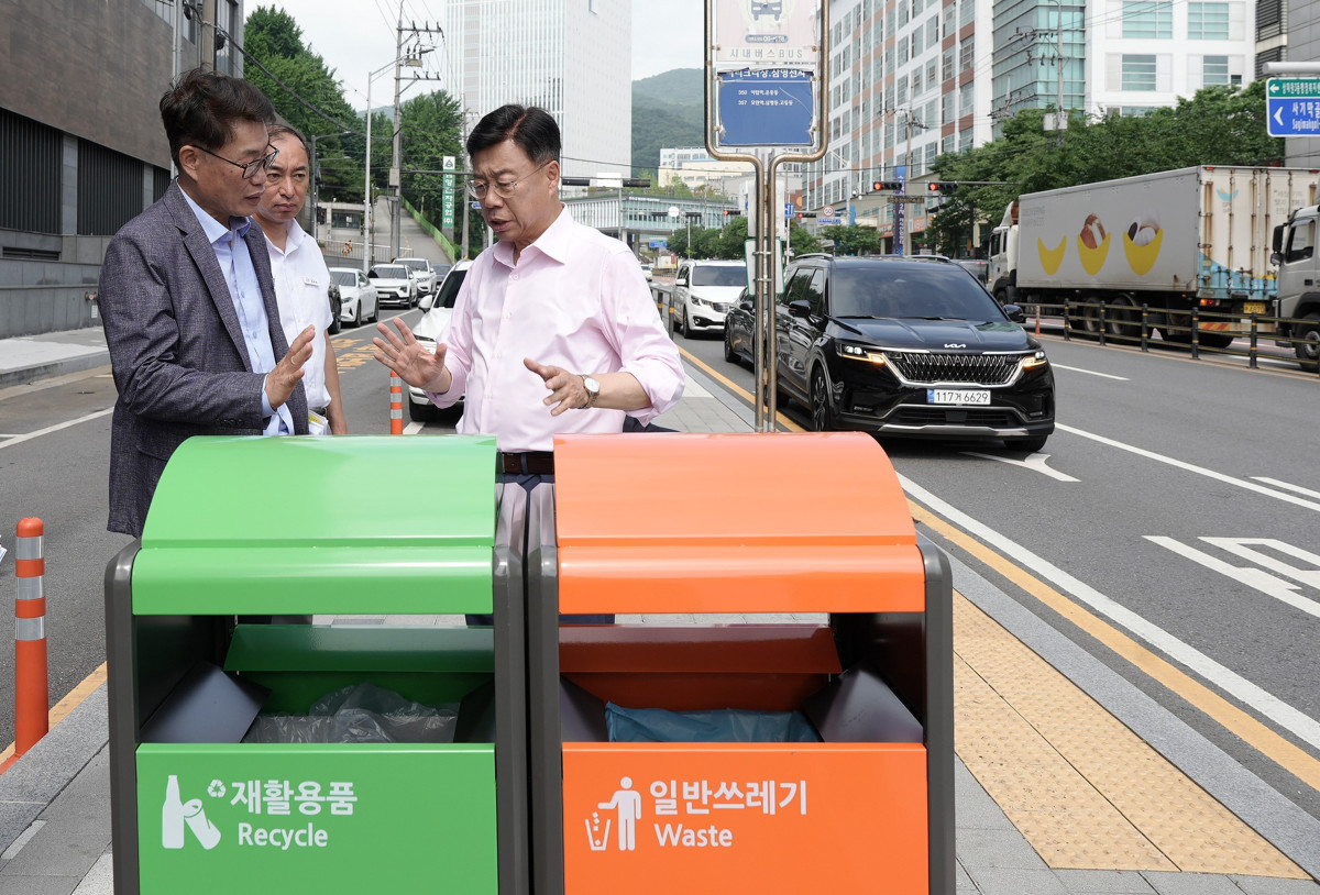 ▲신상진 성남시장이 거리에 설치한 쓰레기통에 대한 점검을 벌이고 있다. (성남시)