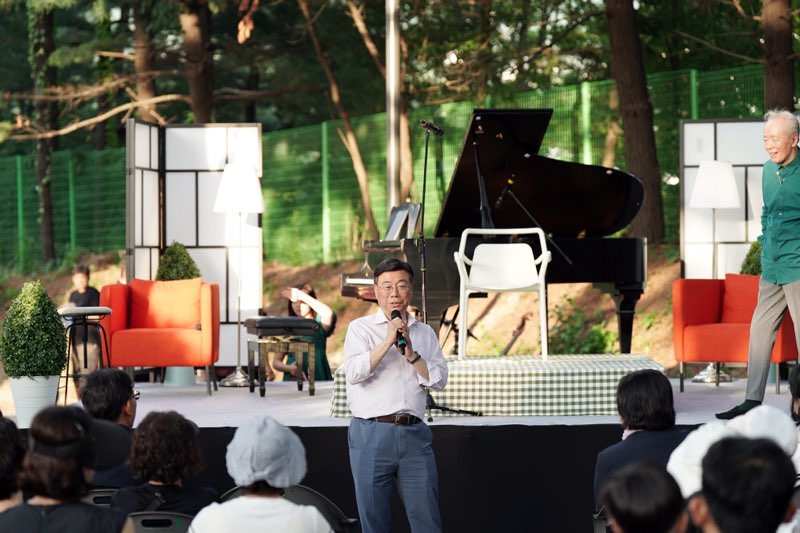 ▲신상진 시장이 5일 성남물빛정원에서 열린 첫 번째 시민 초청 음악회 ‘금난새의 한여름밤 콘서트’에서 인사말을 하고 있다. (성남시)