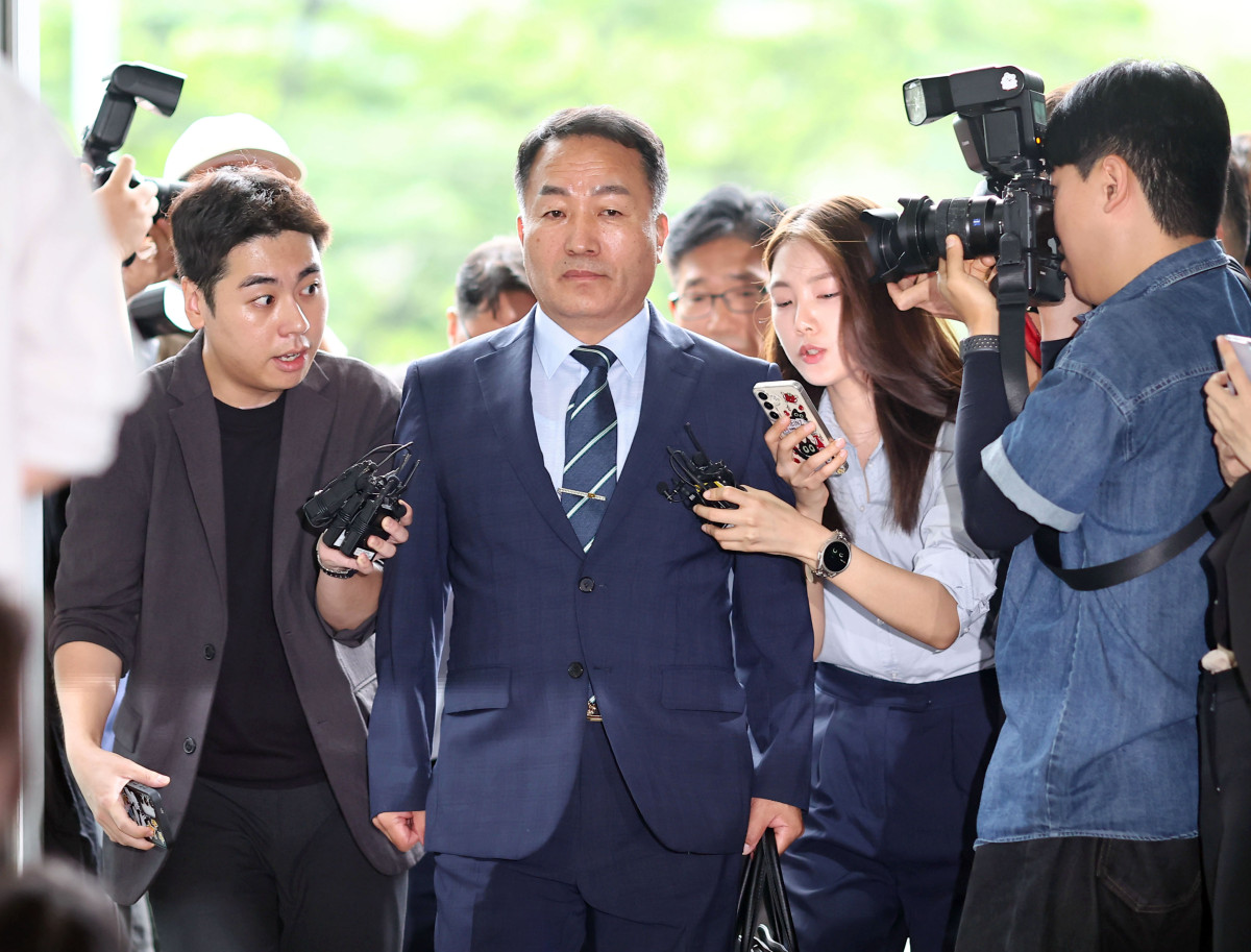 ▲김계환 전 해병대사령관이 채상병 사건 수사방해 의혹과 관련 조사를 받기 위해 7일 서울 서초구 순직해병특검 사무실로 향하고 있다. (연합뉴스)