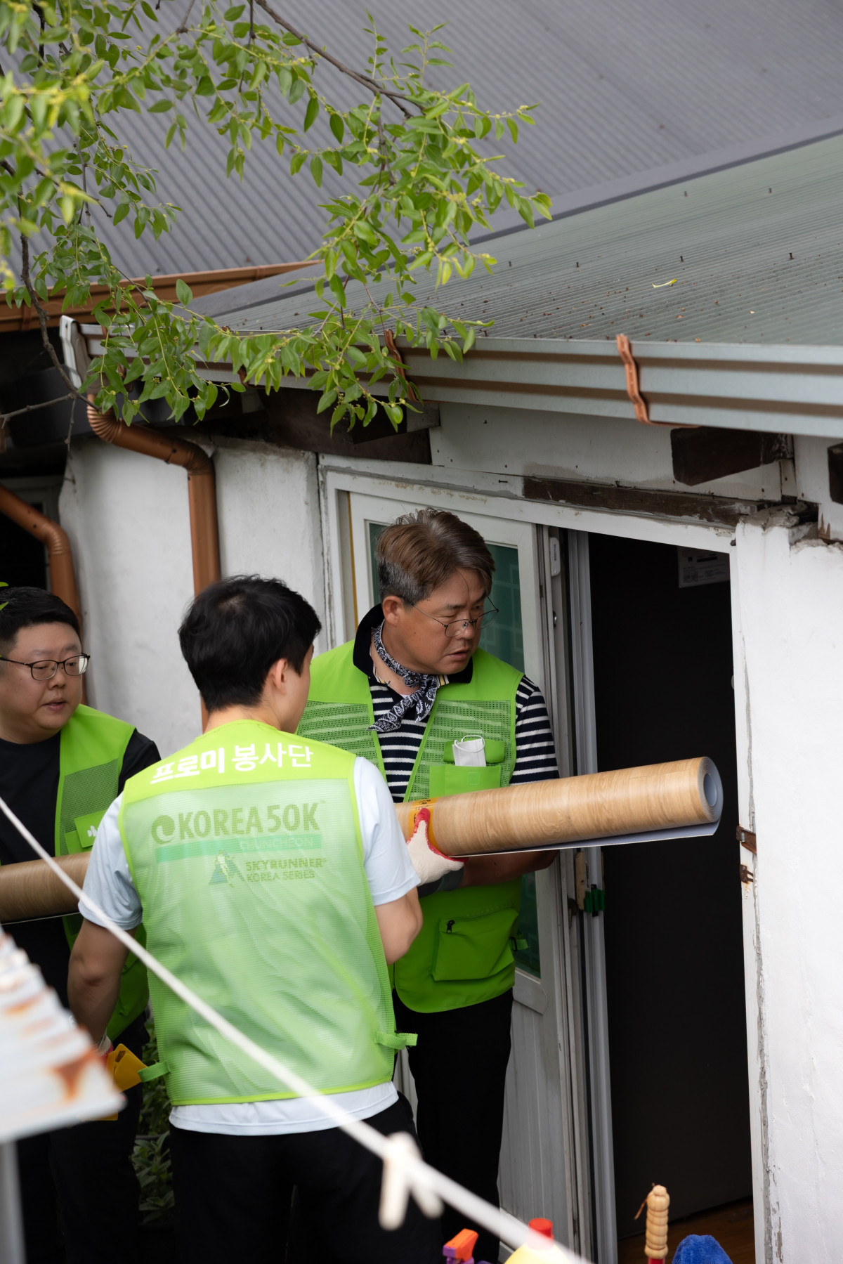 ▲정종표 DB손해보험 사장(오른쪽 첫번째)과 임직원 및 농구단 선수들이 5일 '러브하우스' 봉사활동을 하고 있다. (제공=DB손해보험)