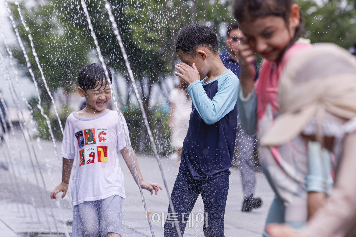 ▲절기상 본격적인 더위가 시작된다는 소서(小暑)이자 서울 전역에 올여름 첫 폭염경보가 발령된 7일 서울 종로구 광화문광장 분수대에서 어린이들이 물놀이를 하며 더위를 식히고 있다. 기상청은 이날 오전 10시를 기해 서울 전역에 폭염경보를 발효했다. 올여름 첫 폭염경보는 지난해보다 18일 이르게 발효됐다. 조현호 기자 hyunho@