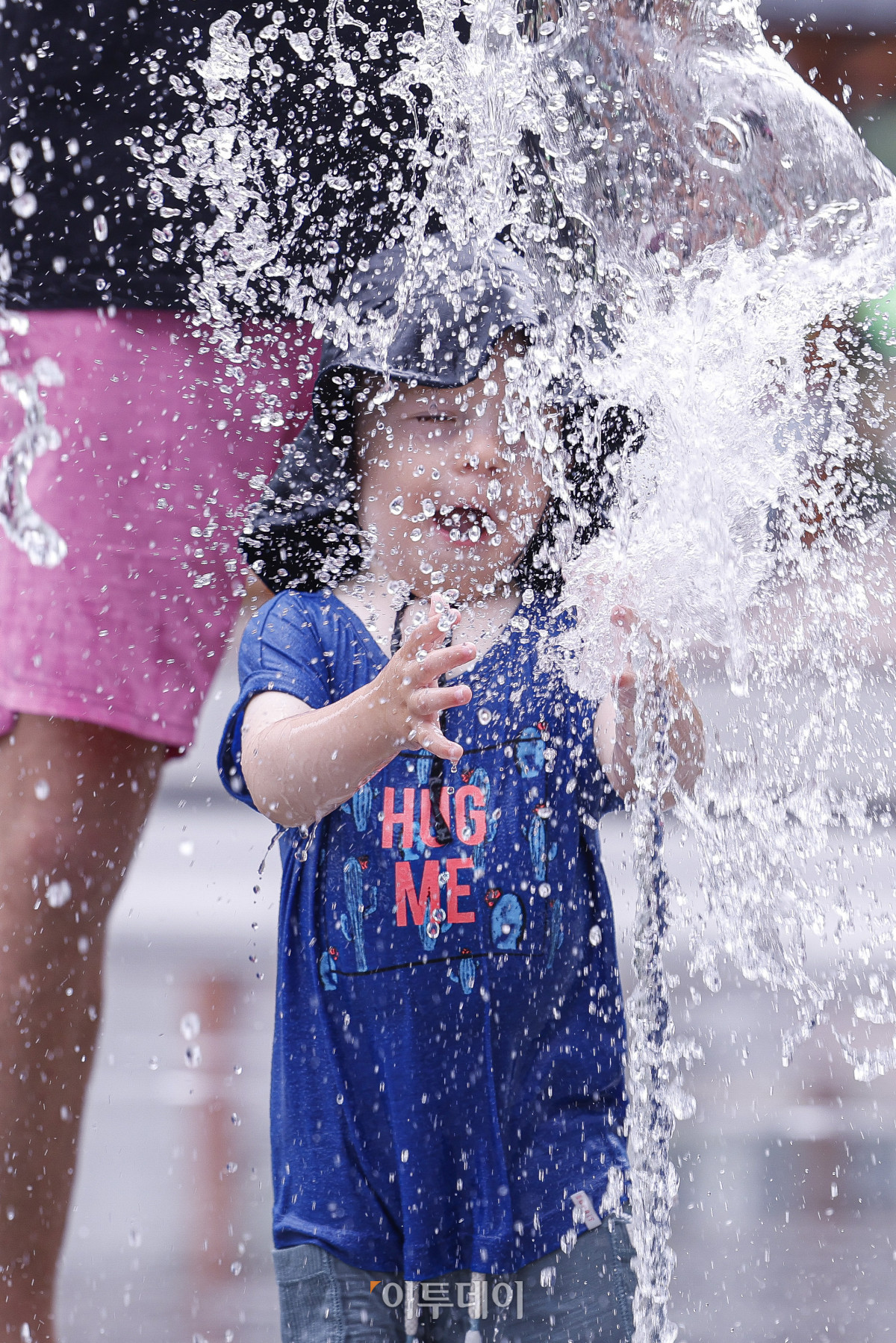 ▲절기상 본격적인 더위가 시작된다는 소서(小暑)이자 서울 전역에 올여름 첫 폭염경보가 발령된 7일 서울 종로구 광화문광장 분수대에서 어린이들이 물놀이를 하며 더위를 식히고 있다. 기상청은 이날 오전 10시를 기해 서울 전역에 폭염경보를 발효했다. 올여름 첫 폭염경보는 지난해보다 18일 이르게 발효됐다. 조현호 기자 hyunho@