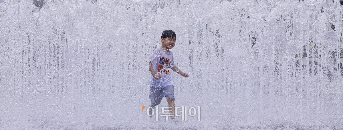 ▲절기상 본격적인 더위가 시작된다는 소서(小暑)이자 서울 전역에 올여름 첫 폭염경보가 발령된 7일 서울 종로구 광화문광장 분수대에서 어린이들이 물놀이를 하며 더위를 식히고 있다. 기상청은 이날 오전 10시를 기해 서울 전역에 폭염경보를 발효했다. 올여름 첫 폭염경보는 지난해보다 18일 이르게 발효됐다. 조현호 기자 hyunho@