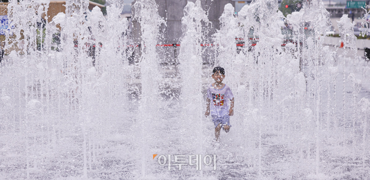 ▲절기상 본격적인 더위가 시작된다는 소서(小暑)이자 서울 전역에 올여름 첫 폭염경보가 발령된 7일 서울 종로구 광화문광장 분수대에서 어린이들이 물놀이를 하며 더위를 식히고 있다. (조현호 기자 hyunho@)