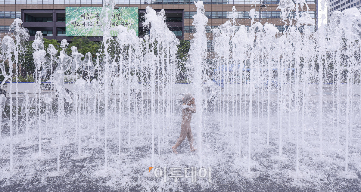 ▲절기상 본격적인 더위가 시작된다는 소서(小暑)이자 서울 전역에 올여름 첫 폭염경보가 발령된 7일 서울 종로구 광화문광장 분수대에서 어린이들이 물놀이를 하며 더위를 식히고 있다. 기상청은 이날 오전 10시를 기해 서울 전역에 폭염경보를 발효했다. 올여름 첫 폭염경보는 지난해보다 18일 이르게 발효됐다. 조현호 기자 hyunho@