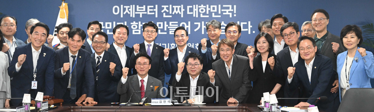 ▲김민석(앞줄 왼쪽 네 번째) 국무총리와 이한주(앞줄 왼쪽 다섯 번째) 국정기획위원장을 비롯한 참석자들이 7일 서울 종로구 국정기획위원회에서 열린 제4차 전체회의에서 기념촬영을 하고 있다. 청사사진기자단