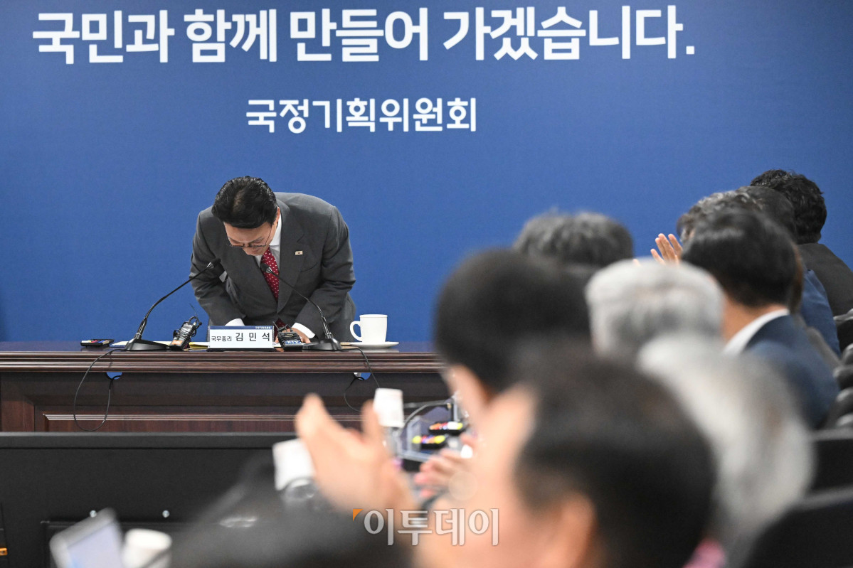 ▲김민석 국무총리가 7일 서울 종로구 국정기획위원회에서 열린 제4차 전체회의에서 인사말을 마친 후 고개 숙여 인사를 하고 있다. 청사사진기자단