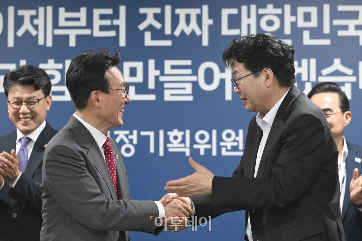 ▲김민석(왼쪽) 국무총리와 이한주 국정기획위원장이  7일 서울 종로구 국정기획위원회에서 열린 제4차 전체회의에서 기념촬영을 마친 뒤 악수를 하고 있다. 청사사진기자단