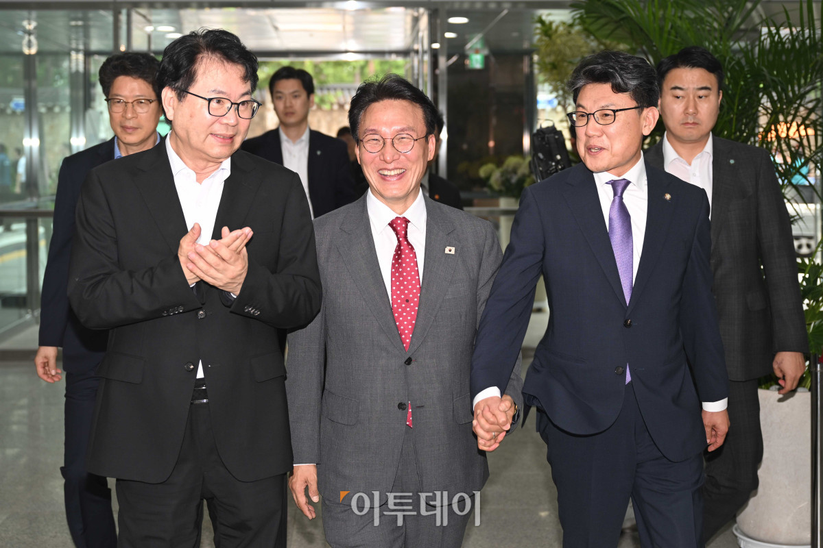 ▲김민석(앞줄 가운데) 국무총리와 이한주(앞줄 왼쪽) 국정기획위원장, 진성준 국정기획위 부위원장이 7일 서울 종로구 국정기획위에서 열린 제4차 전체회의에 참석하기 위해 회의장으로 이동하고 있다. 청사사진기자단