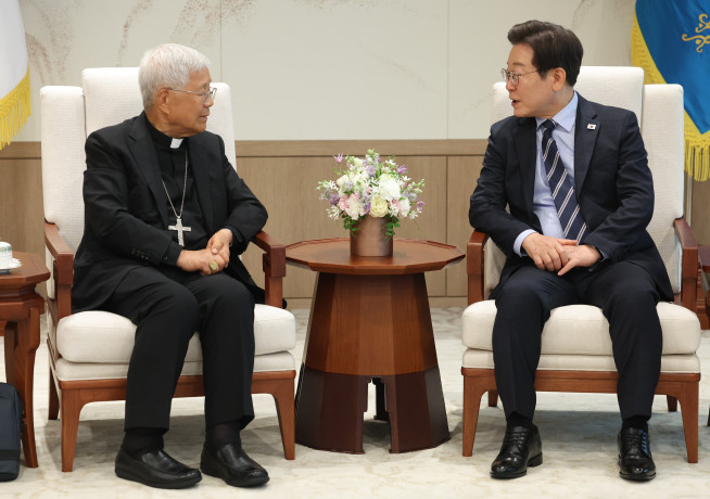 ▲이재명 대통령이 7일 용산 대통령실에서 유흥식 추기경을 접견하고 있다.      (연합뉴스 )