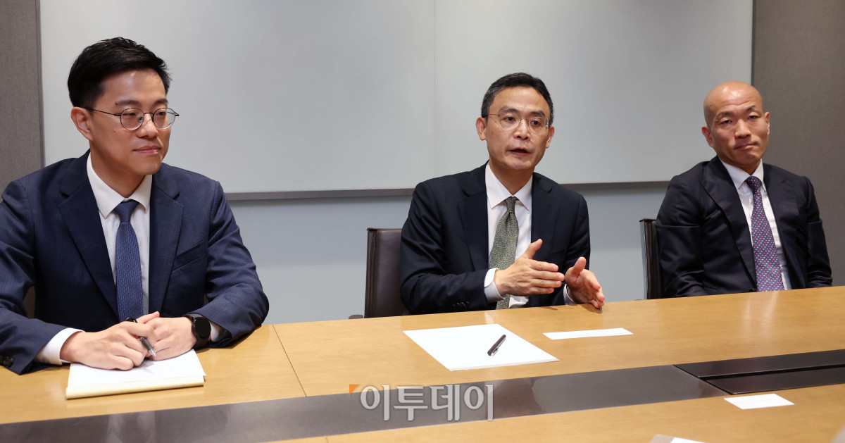▲ 이우주(왼쪽부터)‧김진오‧김지평 김앤장 법률사무소 변호사가 7일 서울 종로구 크레센도 빌딩 사무실에서 이투데이와 인터뷰를 갖고, 3일 국회 본회의를 통과한 개정 상법에 대해 설명하고 있다. (사진 = 신태현 기자 holjjak@)