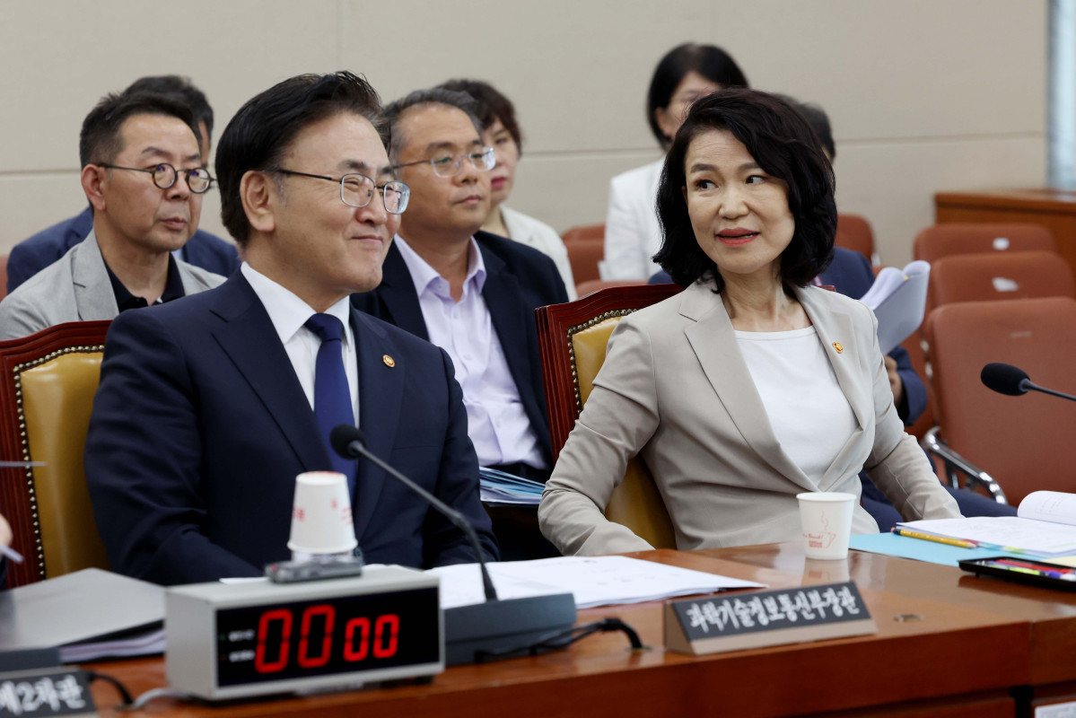 ▲7일 서울 여의도 국회에서 열린 과학기술정보방송통신위원회 전체회의에서 유상임 과학기술정보통신부 장관과 이진숙 방송통신위원장이 대화하고 있다. 신태현 기자 holjjak@