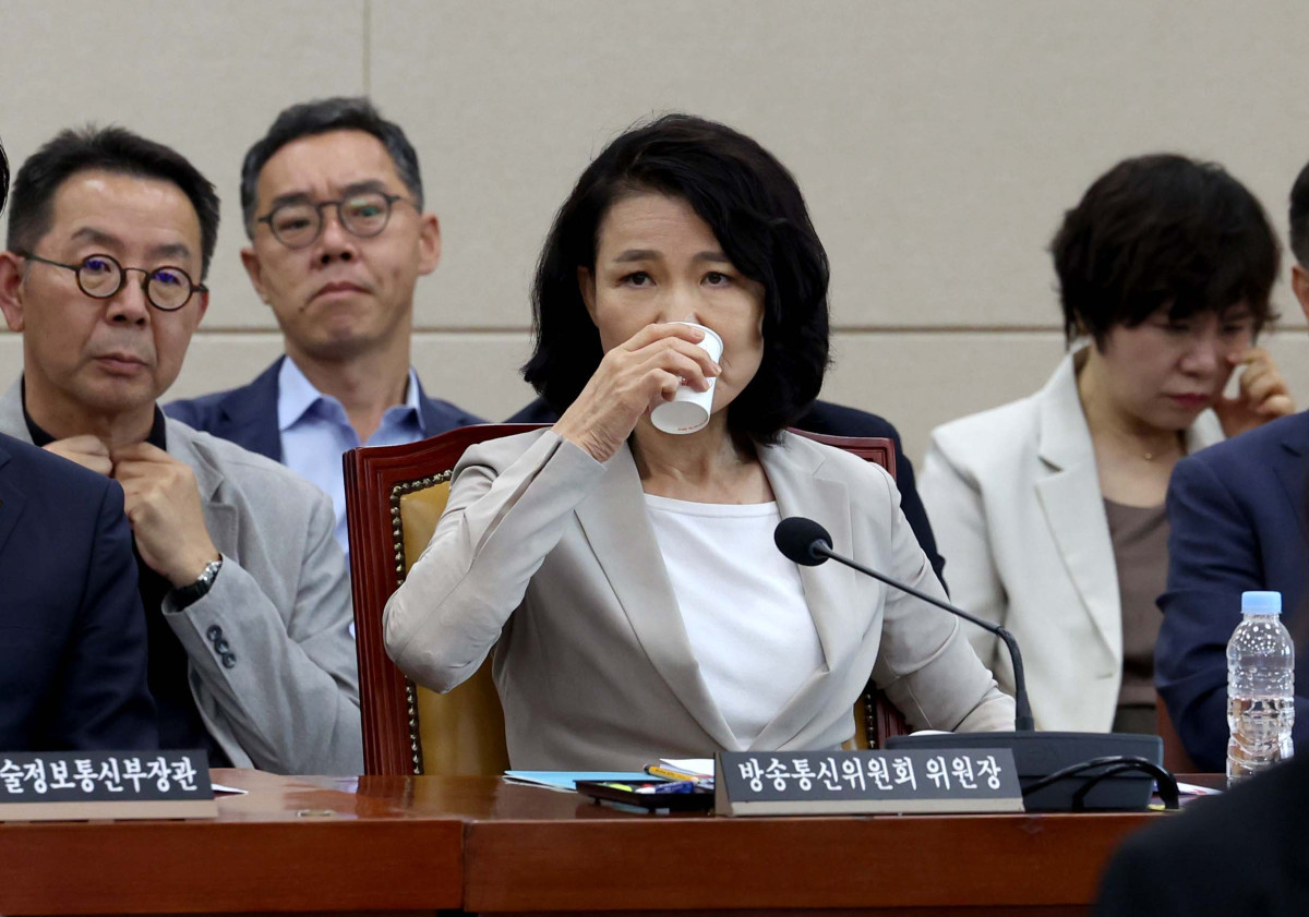 ▲7일 서울 여의도 국회에서 열린 과학기술정보방송통신위원회 전체회의에서 이진숙 방송통신위원장이 물을 마시고 있다. 신태현 기자 holjjak@