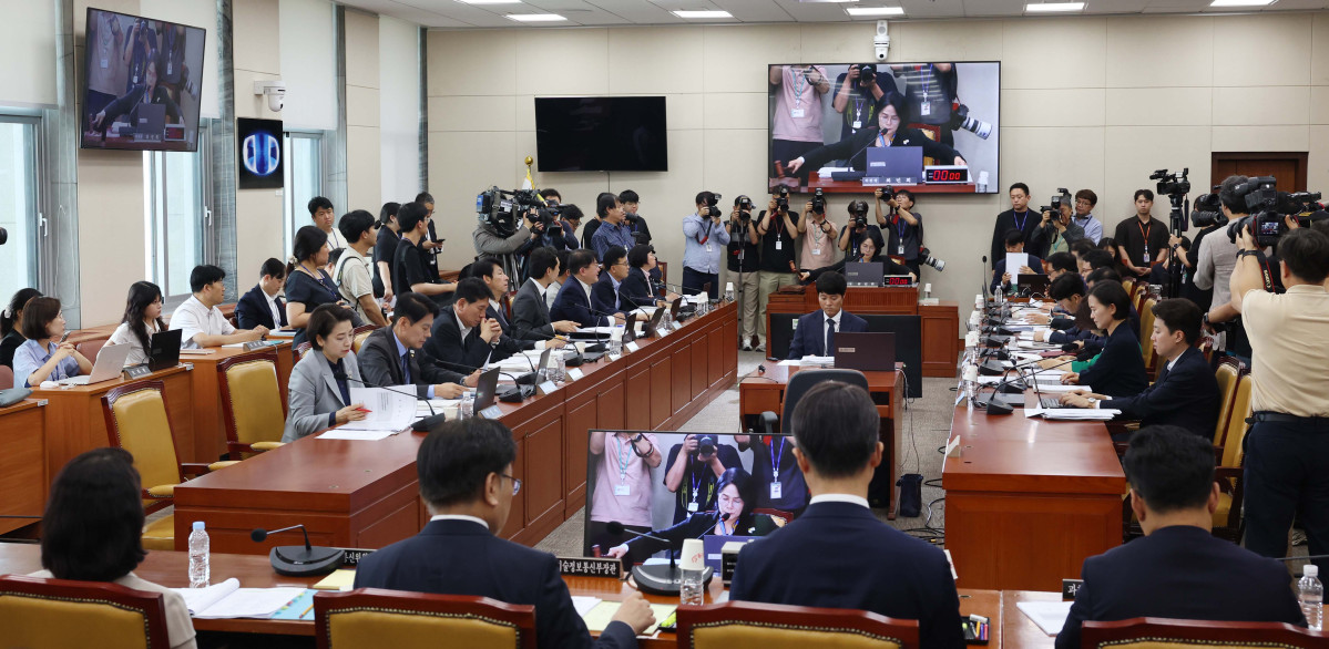 ▲7일 서울 여의도 국회에서 열린 과학기술정보방송통신위원회 전체회의에서 최민희 위원장이 의사봉을 두드리고 있다. 신태현 기자 holjjak@