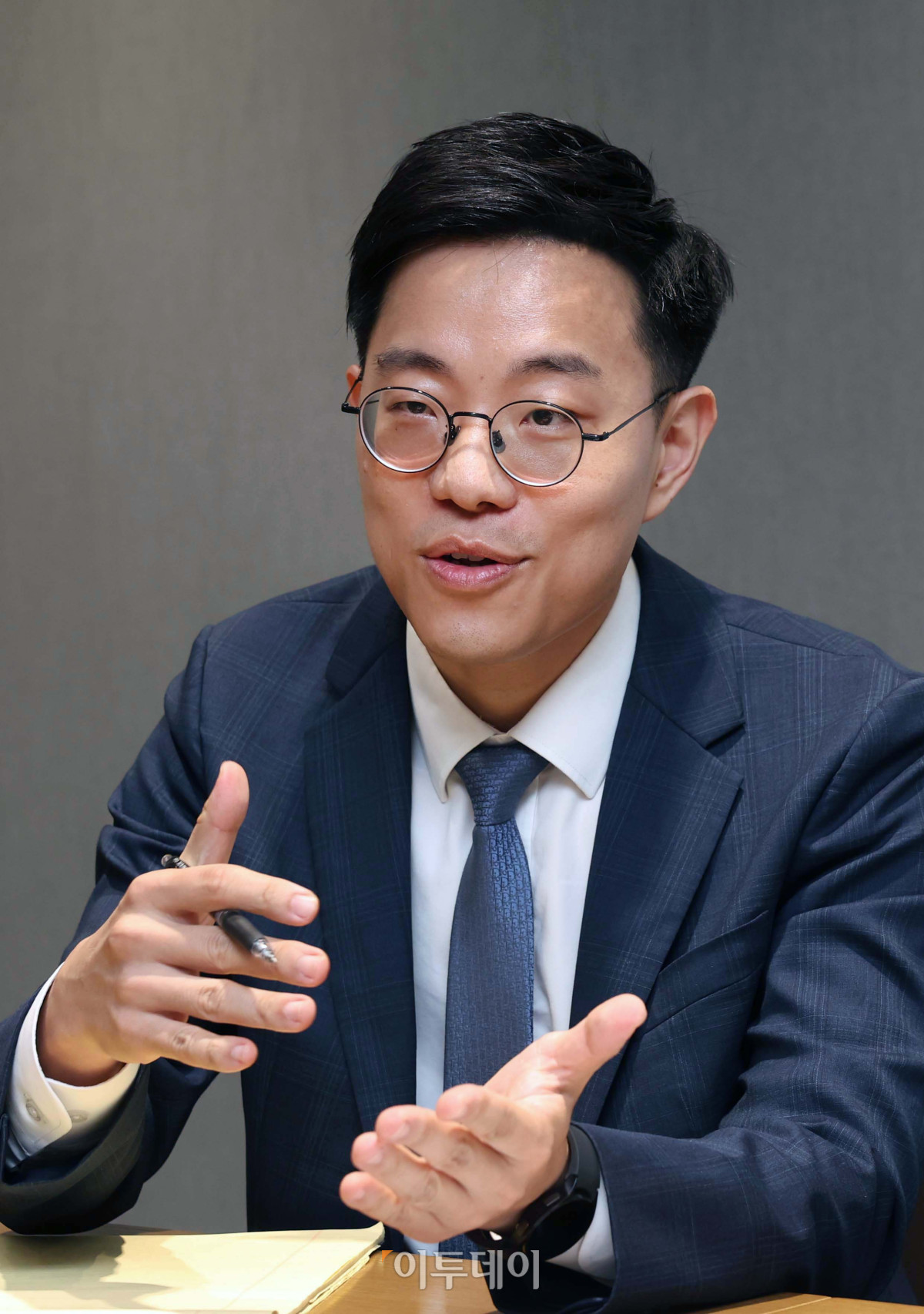 ▲ 이우주 김앤장 법률사무소 변호사가 7일 서울 종로구 크레센도 빌딩 사무실에서 본지와 인터뷰를 하고 있다. (신태현 기자 holjjak@)