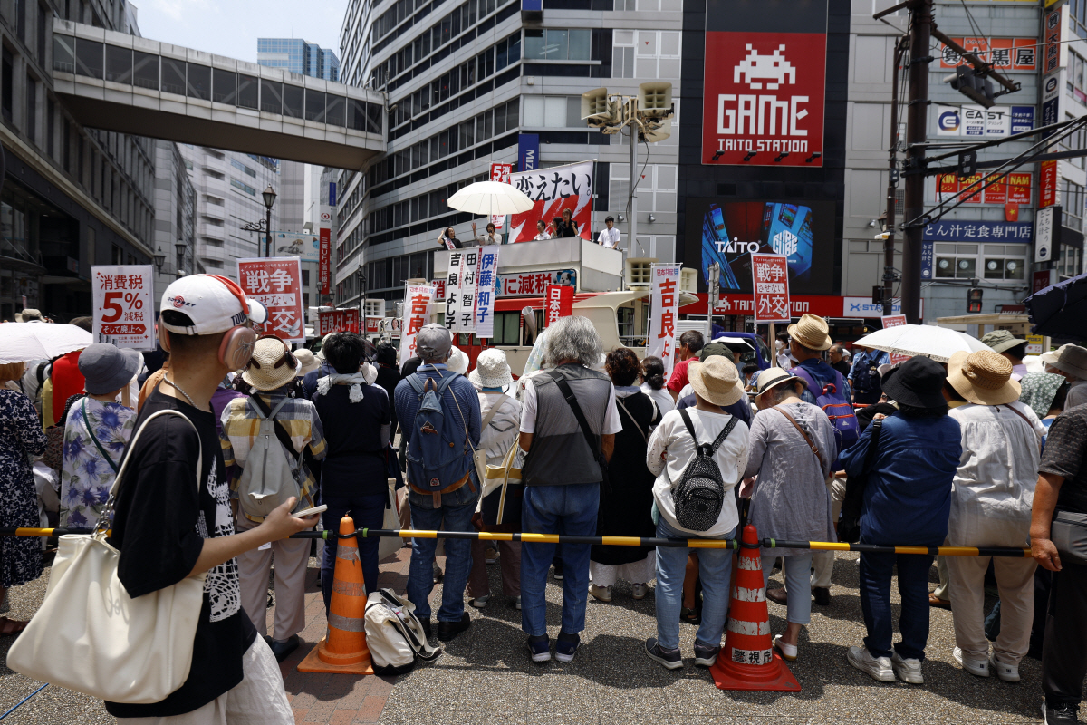 ▲일본 도쿄에서 시민이 참의원 선거 유세를 지켜보고 있다. 도쿄/EPA연합뉴스