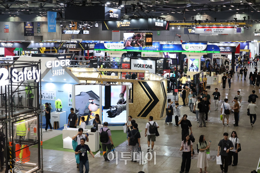 ▲7일 경기도 일산 킨텍스 제2전시장에서 열린 2025 국제안전보건전시회에서 관람객들이 부스를 둘러보고 있다. 10일까지 열리는 이번 행사에는 10여개국 120여개사의 안전보건 관련 국내·외 대표 브랜드가 참가해 최신 기술과 제품을 시연한다. 고이란 기자 photoeran@