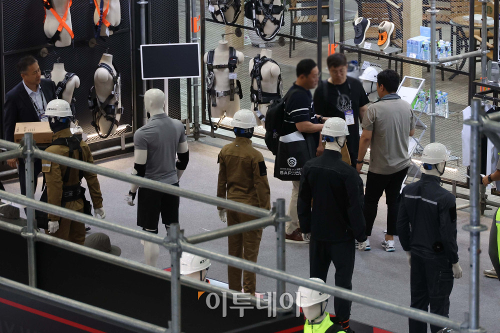▲7일 경기도 일산 킨텍스 제2전시장에서 열린 2025 국제안전보건전시회에서 관람객들이 부스를 둘러보고 있다. 10일까지 열리는 이번 행사에는 10여개국 120여개사의 안전보건 관련 국내·외 대표 브랜드가 참가해 최신 기술과 제품을 시연한다. 고이란 기자 photoeran@