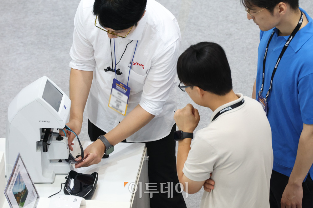 ▲7일 경기도 일산 킨텍스 제2전시장에서 열린 2025 국제안전보건전시회에서 관람객들이 부스를 둘러보고 있다. 10일까지 열리는 이번 행사에는 10여개국 120여개사의 안전보건 관련 국내·외 대표 브랜드가 참가해 최신 기술과 제품을 시연한다. 고이란 기자 photoeran@