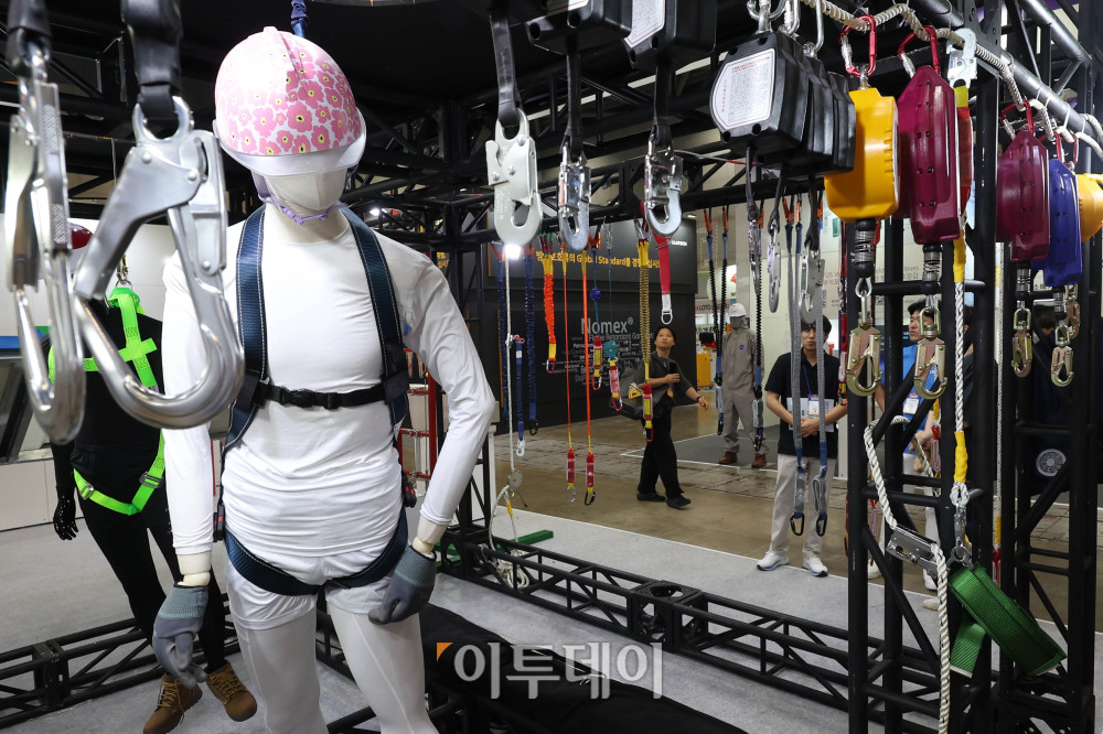 ▲7일 경기도 일산 킨텍스 제2전시장에서 열린 2025 국제안전보건전시회에서 관람객들이 부스를 둘러보고 있다. 10일까지 열리는 이번 행사에는 10여개국 120여개사의 안전보건 관련 국내·외 대표 브랜드가 참가해 최신 기술과 제품을 시연한다. 고이란 기자 photoeran@