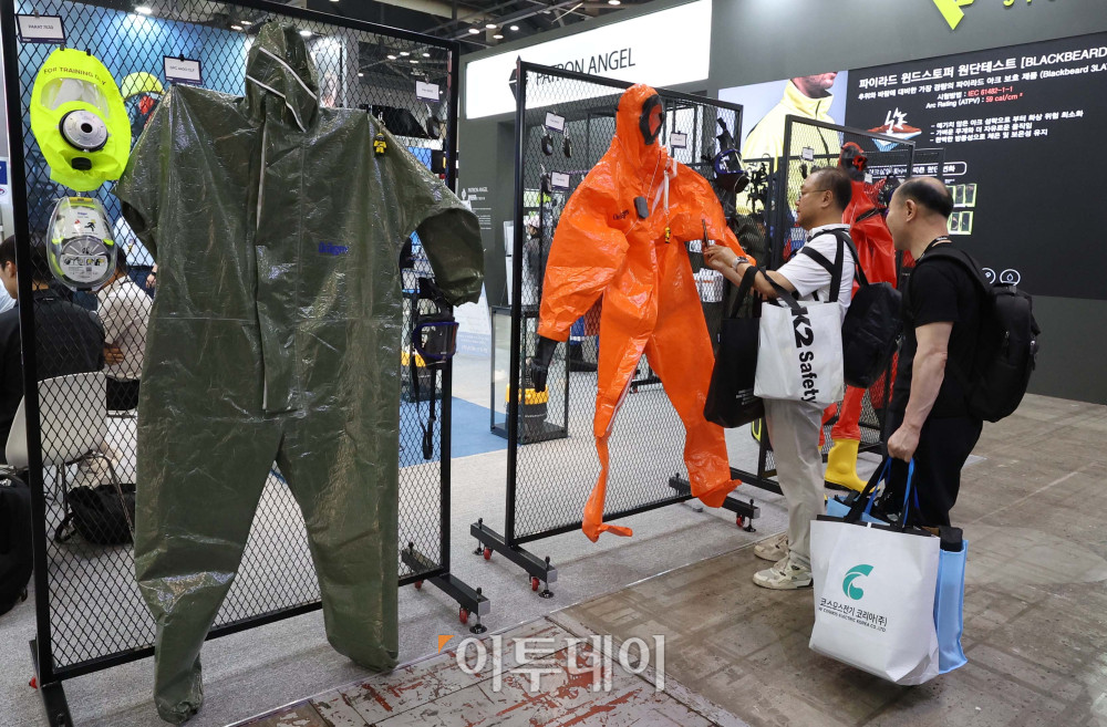 ▲7일 경기도 일산 킨텍스 제2전시장에서 열린 2025 국제안전보건전시회에서 관람객들이 부스를 둘러보고 있다. 10일까지 열리는 이번 행사에는 10여개국 120여개사의 안전보건 관련 국내·외 대표 브랜드가 참가해 최신 기술과 제품을 시연한다. 고이란 기자 photoeran@