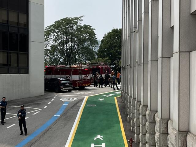 ▲7일 서울 성신여대 인근 도로에서 경찰 차량이 대기하며 교내 협박 메일 사건 관련 치안 유지 활동을 진행하고 있다. (사진제공=독자)