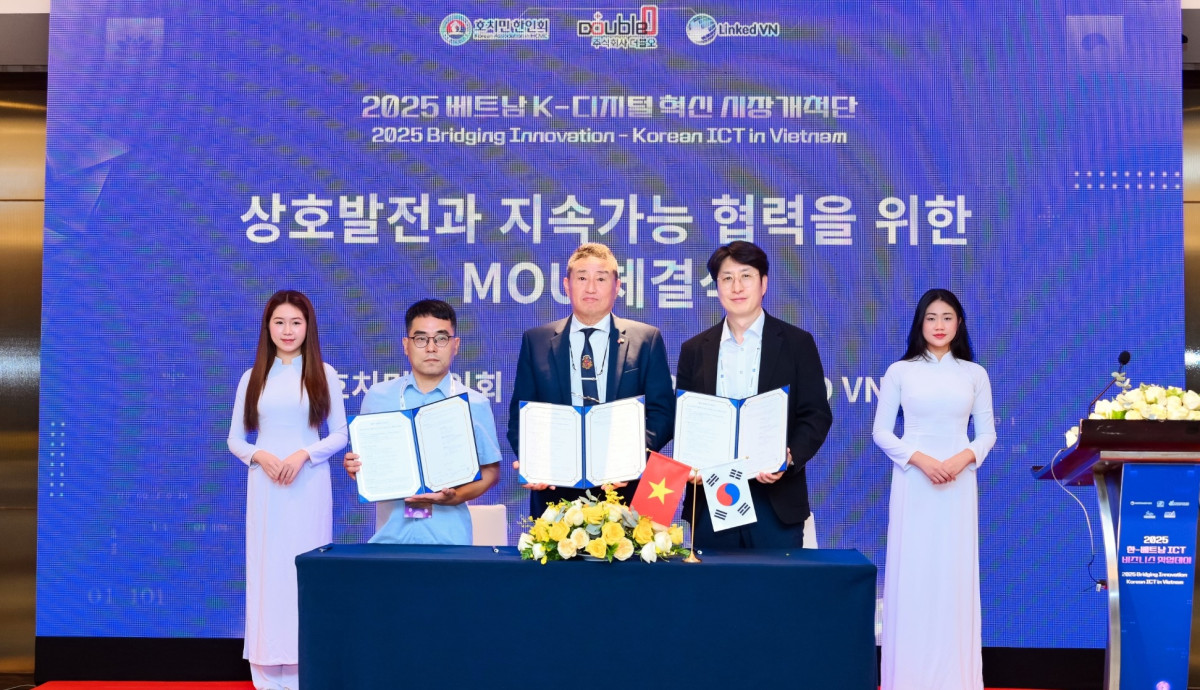 ▲‘K-디지털 혁신 시장개척단 참가기업들이 베트남 호치민에서 현지 기업과 업무협약 체결 후 기념 촬영을 하고 있다. (사진제공=한국남부발전)