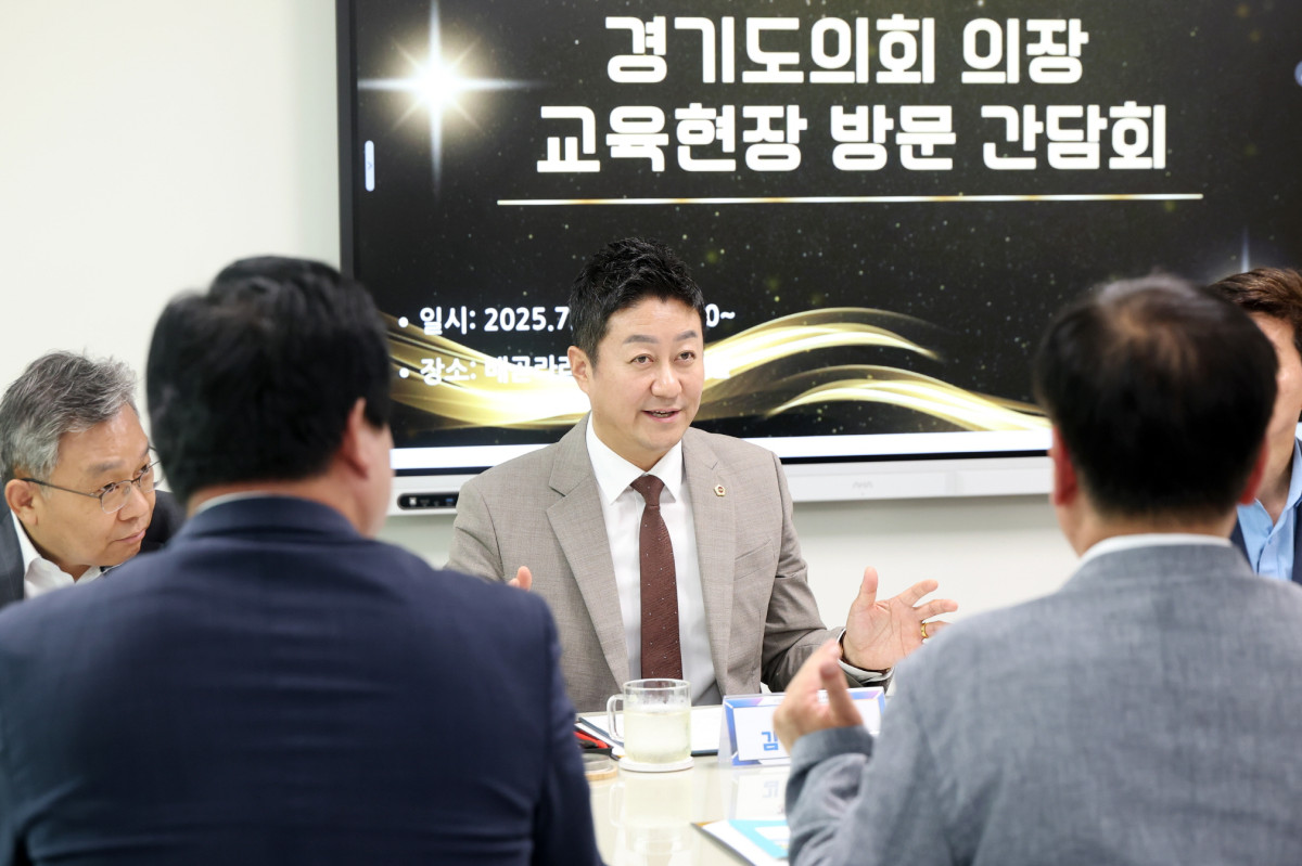▲김진경 경기도의회 의장이 교육현장 방문 간담회에서 참석자들과 함께 교육 관련 논의를 진행하고 있다. (경기도의회)