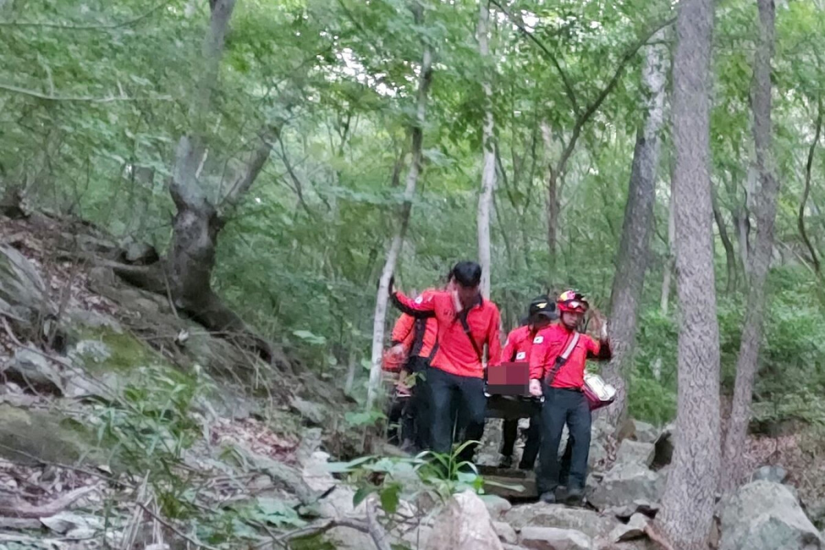 ▲전북 진안군 구봉산에서 열사병 사망 사고가 발생했다. 6일 구조대원들이 산속에서 들것을 이용해 구조 작업을 펼치고 있다. (사진제공 전북도소방본부)