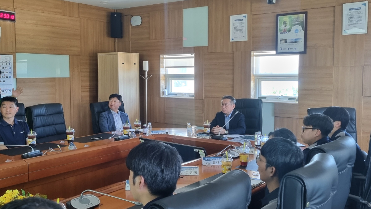 ▲김준동 한국남부발전 사장(왼쪽 세 번째)이 7일 제주 국제풍력센터를 찾아 운영현황 및 현안을 듣고 있다. (사진제공=한국남부발전)