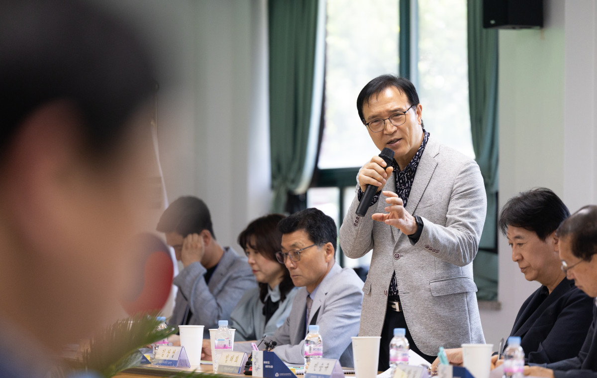 ▲임태희 경기도교육감이 회의실에서 관계자들과 함께 미래첨단농업학교 조성 사업 현황 점검과 산학협력 강화를 논의하고 있다. (경기도교육청)