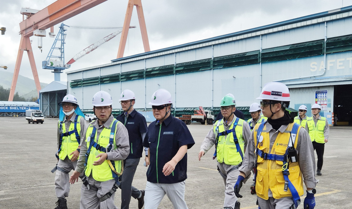 ▲권오갑 HD현대 회장이 7일 필리핀 수빅 조선소 현장을 둘러보고 직원들을 격려했다. (HD현대)