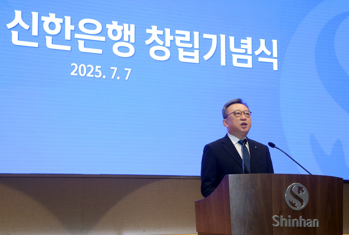▲7일 서울시 중구 소재 신한은행 본점에서 창립 43주년 기념식을 개최하고 정상혁 은행장이 기념사를 진행하는 모습 (사진제공=신한은행)