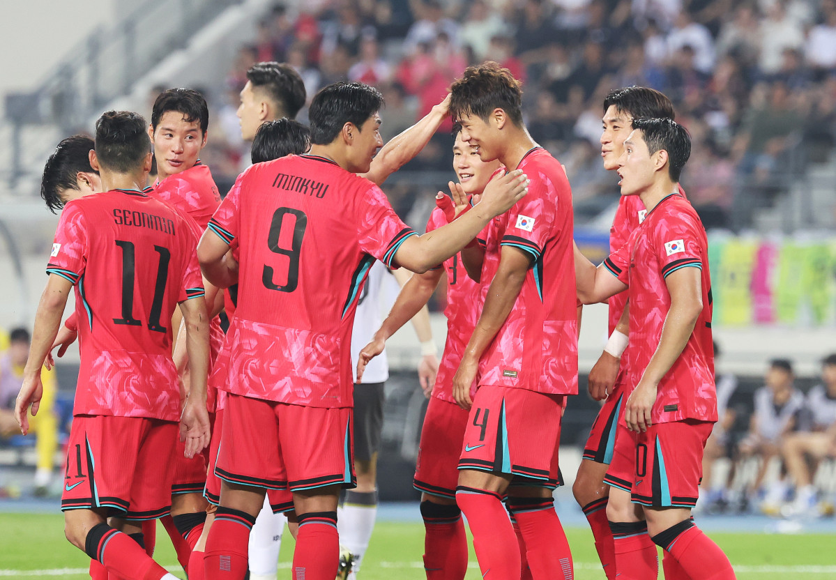 ▲한국 축구 국가대표 선수들이 7일 경기도 용인 미르스타디움에서 열린 '2025 동아시아축구연맹(EAFF) E-1 챔피언십(동아시안컵)' 1차전 중국과의 경기에서 김주성의 득점이 터지자 기뻐하고 있다. (연합뉴스)
