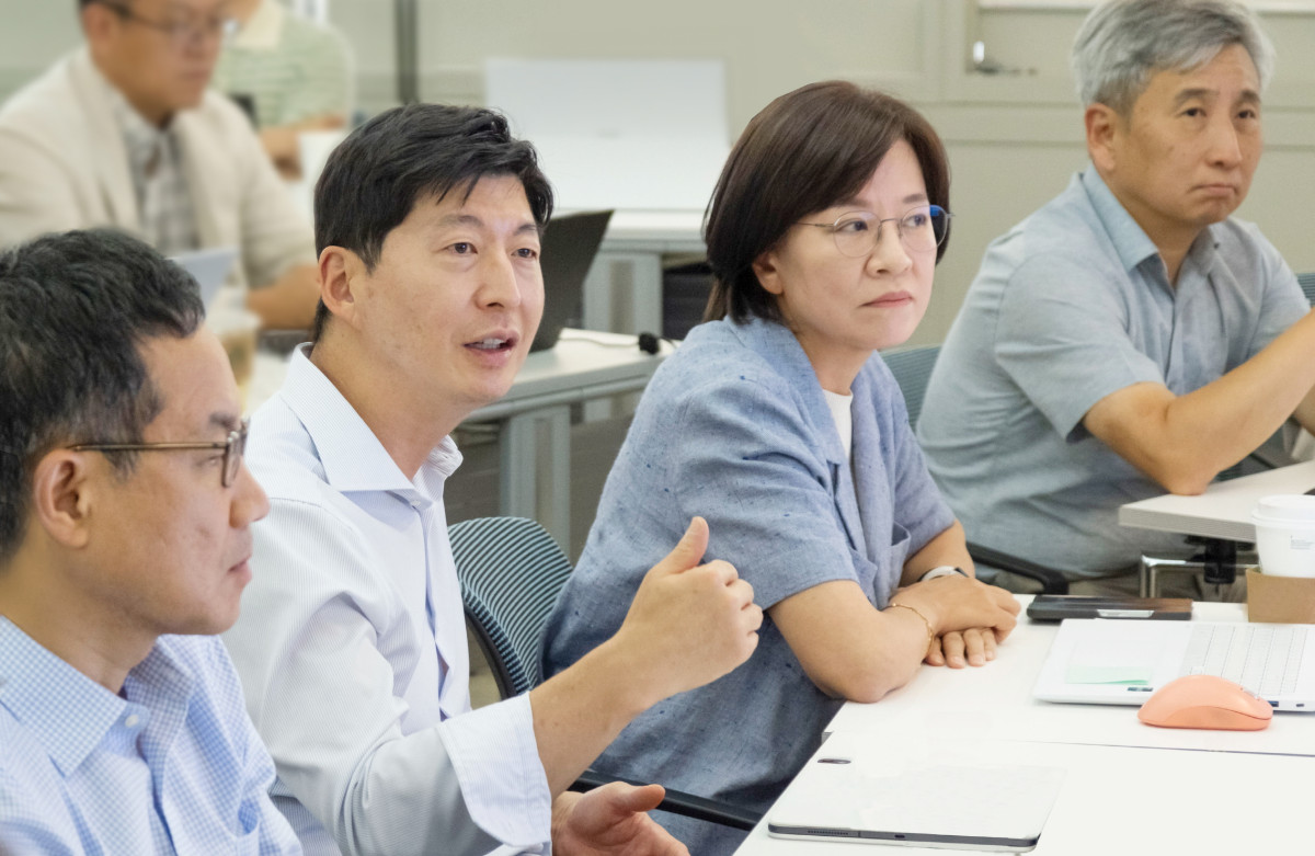 ▲GS칼텍스가 7월 4일 GS타워 본사에서 대표이사 허세홍 사장(가운데)을 포함한 회사 임원들을 대상으로 생성형AI(GenAI) 교육을 진행했다. (사진제공=GS칼텍스)