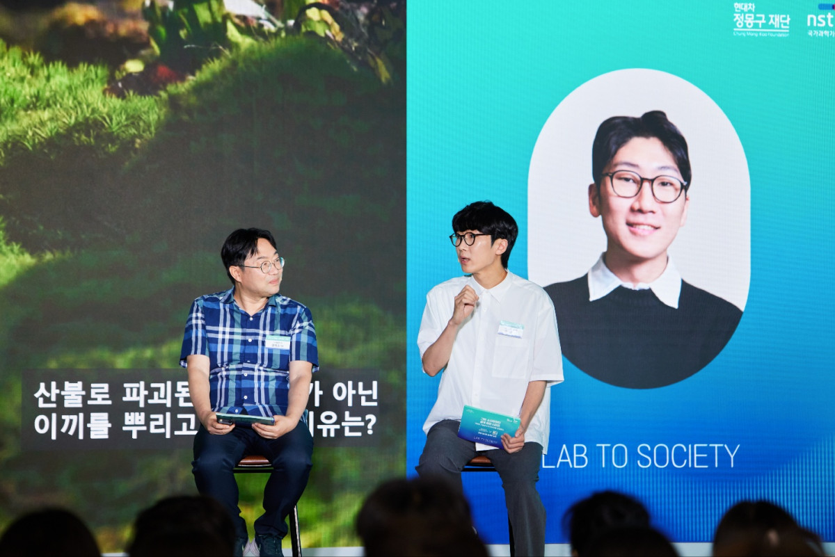▲2025 그린 소사이어티 공개강연 시리즈 패널토의 모습. (왼쪽부터) 황동수 ㈜블루카본 대표, 박재홍 ㈜코드오브네이처 대표. (사진=현대차정몽구재단)