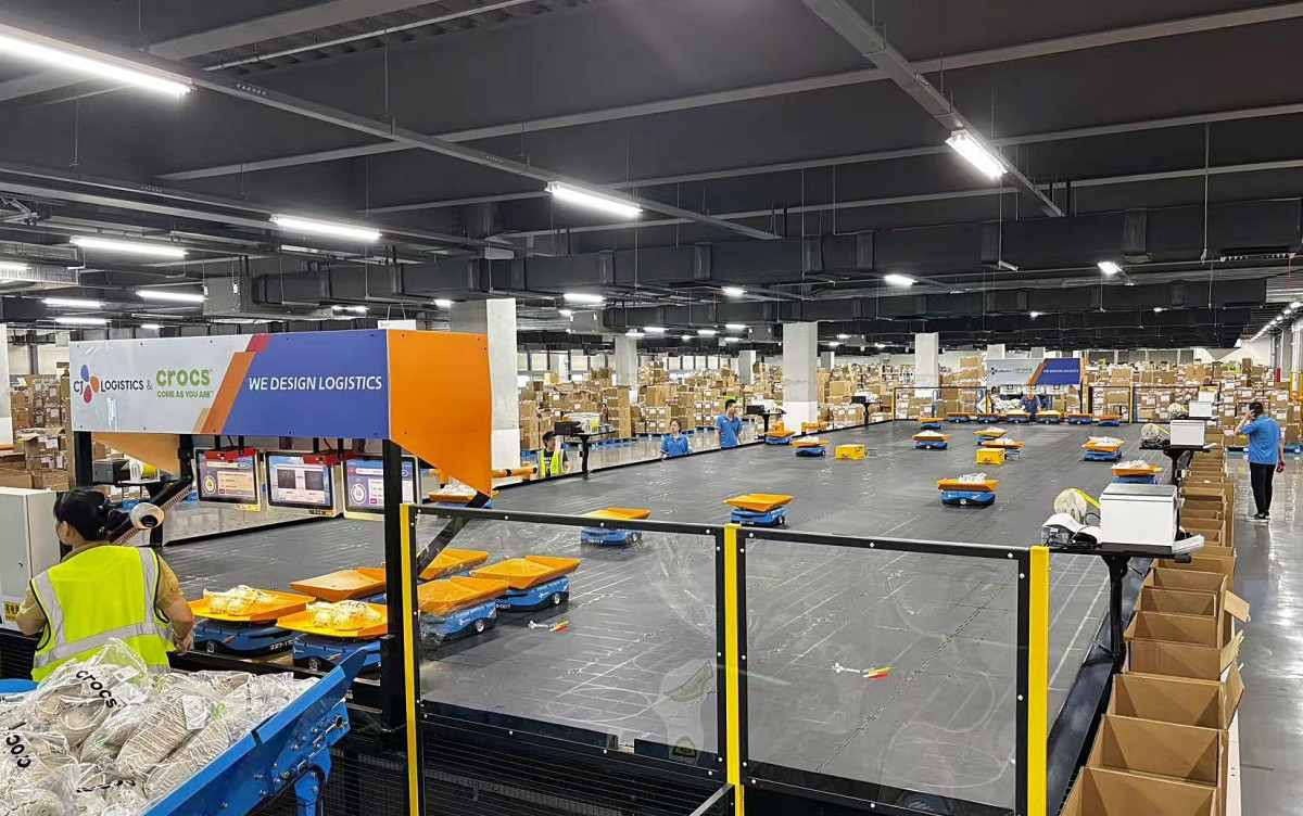 ▲중국 상하이 소재 크록스 물류센터에서 작업자들이 MAAS를 운영하고 있다.  (사진=CJ대한통운)