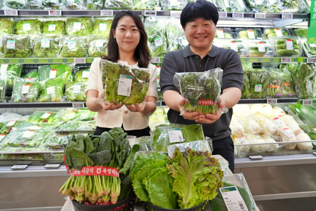 ▲서울시 송파구에 위치한 롯데마트 제타플렉스 잠실점 채소코너에서 CA시금치와 스마트팜 잎채소를 홍보하는 김시은 MD(왼쪽)와 홍윤희 MD의 모습. (사진제공=롯데마트)