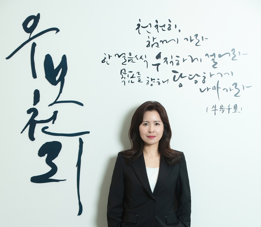 ▲윤여원 콜마비앤에이치 대표가 아버지 윤동한 한국콜마 회장의 경영철학 '우보천리' 앞에서 포즈를 취하고 있다. (사진제공=콜마비앤에이치)