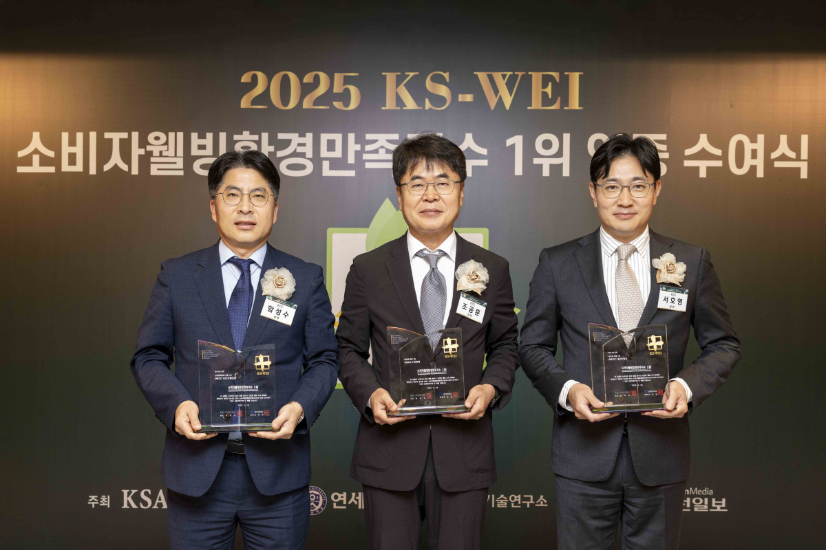 ▲(왼쪽부터) 함성수 KCC 유통도료 사업부장 상무, 조공훈 내외장재 사업부장 상무, 서호영 창호 사업부장 상무가 2025 소비자웰빙환경만족지수(KS-WEI) 1위 수상을 기념해 사진을 촬영하고 있다. (사진= KCC)