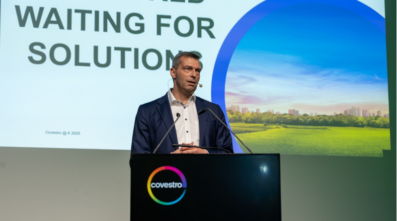 ▲마커스 스텔만 코베스트로 최고경영자(CEO)가 'K 2025' 사전 기자간담회에서 발표하고 있다.  (사진제공=코베스트로)