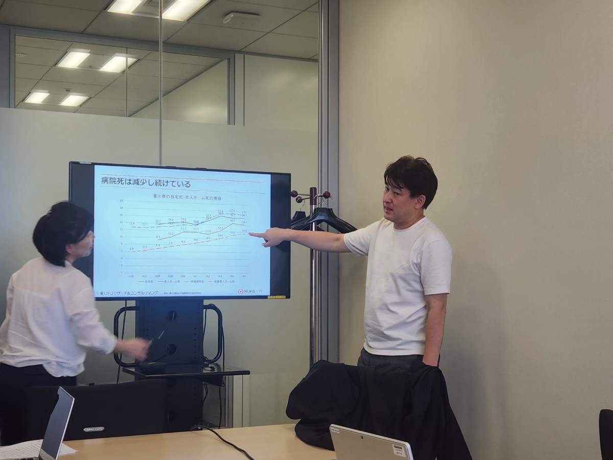 ▲지난달 27일 일본 도쿄도 소재 미쯔비시 UFJ 연구소(Mitsubishi UFJ Research and Consulting)에서 이와나 레이스케(Iwana Reisuke) 주석연구원(중앙대 대학원 전략경영연구원 객원교수)이 국민건강보험공단 관계자들에게 일본의 인구구조와 인력구조를 설명하고 있다. (공동취재단)