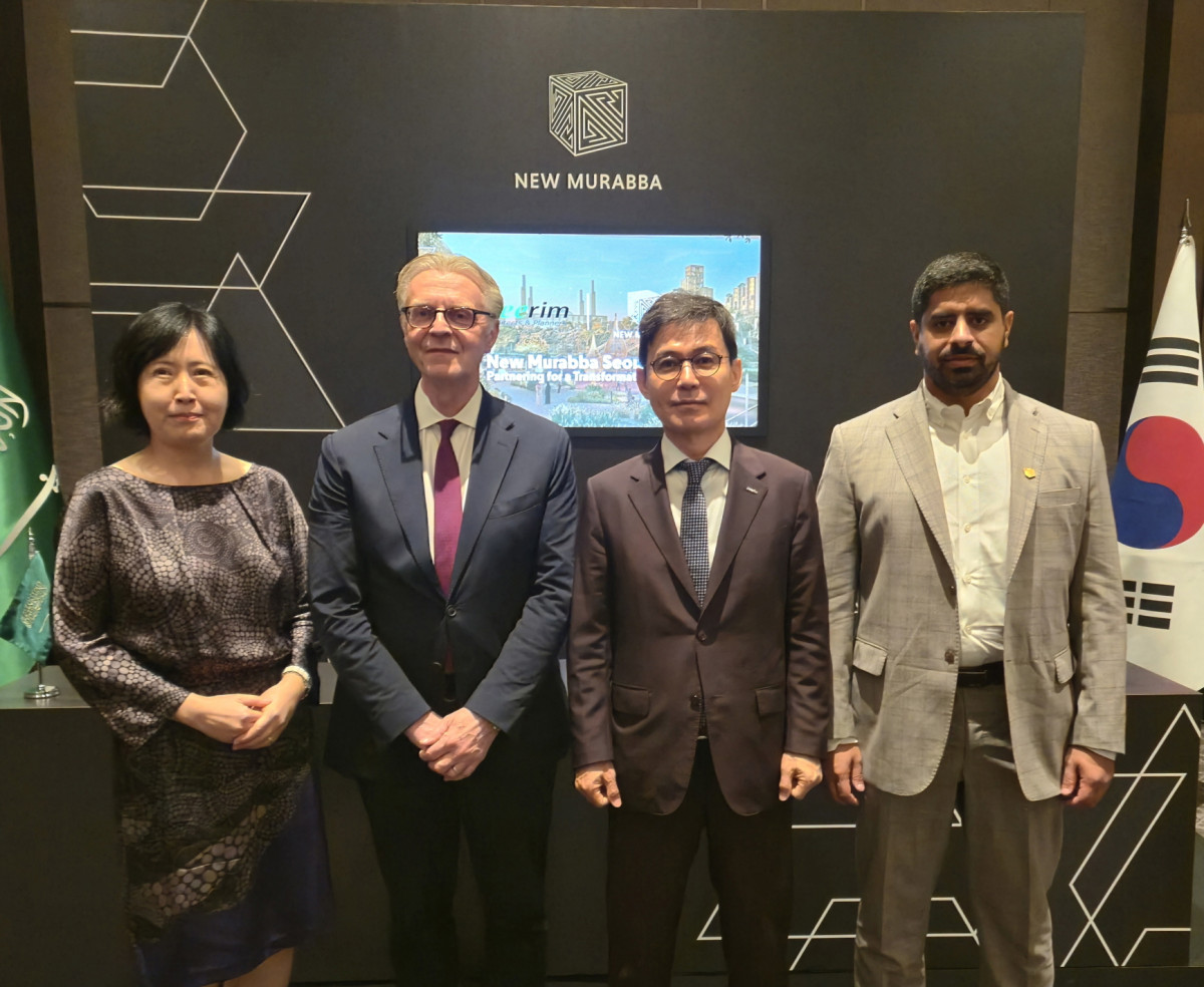 ▲사진 왼쪽부터 육은아 중동아프리카사업 본부장, 마이클 다이크(Michael Dyke) 뉴 무라바 CEO, 정영균 희림 회장, 에사 알무니프 EPMO 책임자.(희림 제공)