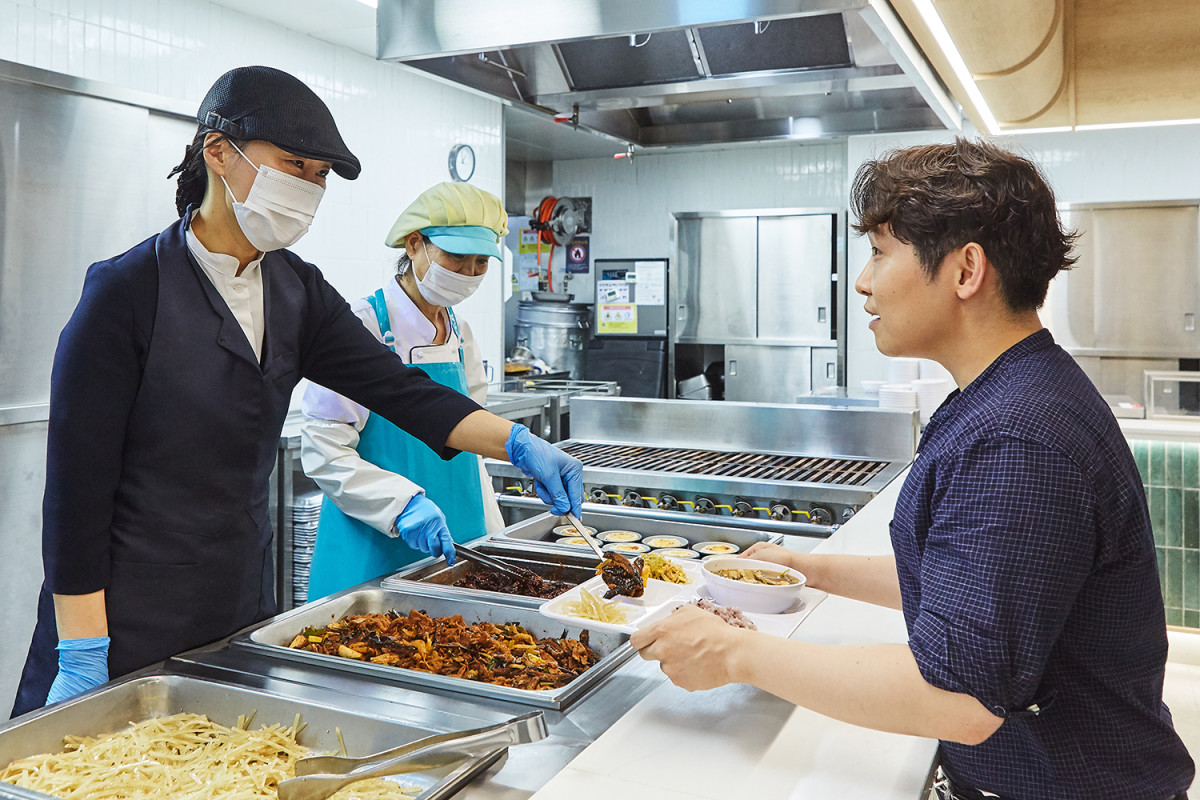 ▲서울시 중구 순화동에 있는 이마트 본사 빌딩 구내식당에서 직원들이 가지 제육 볶음, 취나물 된장국 등으로 구성된 임산물 식단으로 점심식사를 하고 있다. (사진제공=신세계푸드)