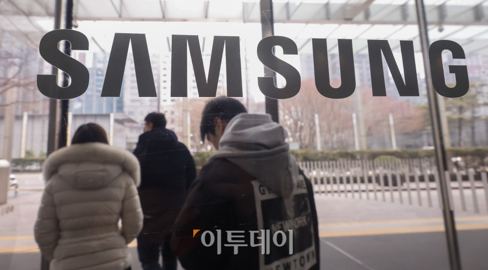 ▲삼성전자가 31일 지난해 4분기 연결 기준 매출 75조7883억 원, 영업이익 6조4927억 원을 올렸다고 밝혔다. 매출액은 전년 동기 대비 11.82% 상승, 영업이익은 129.85% 상승한 수준으로 전기 대비로는 매출이 4.19% 감소했고, 영업이익은 29.30% 감소했다. 반도체 사업을 담당하는 디바이스솔루션(DS) 부문은 매출 30조1000억 원, 영업이익은 2조9000억 원을 기록했다. 이날 서울 서초구 삼성전자 서초사옥 모습. 조현호 기자 hyunho@ (이투데이DB)