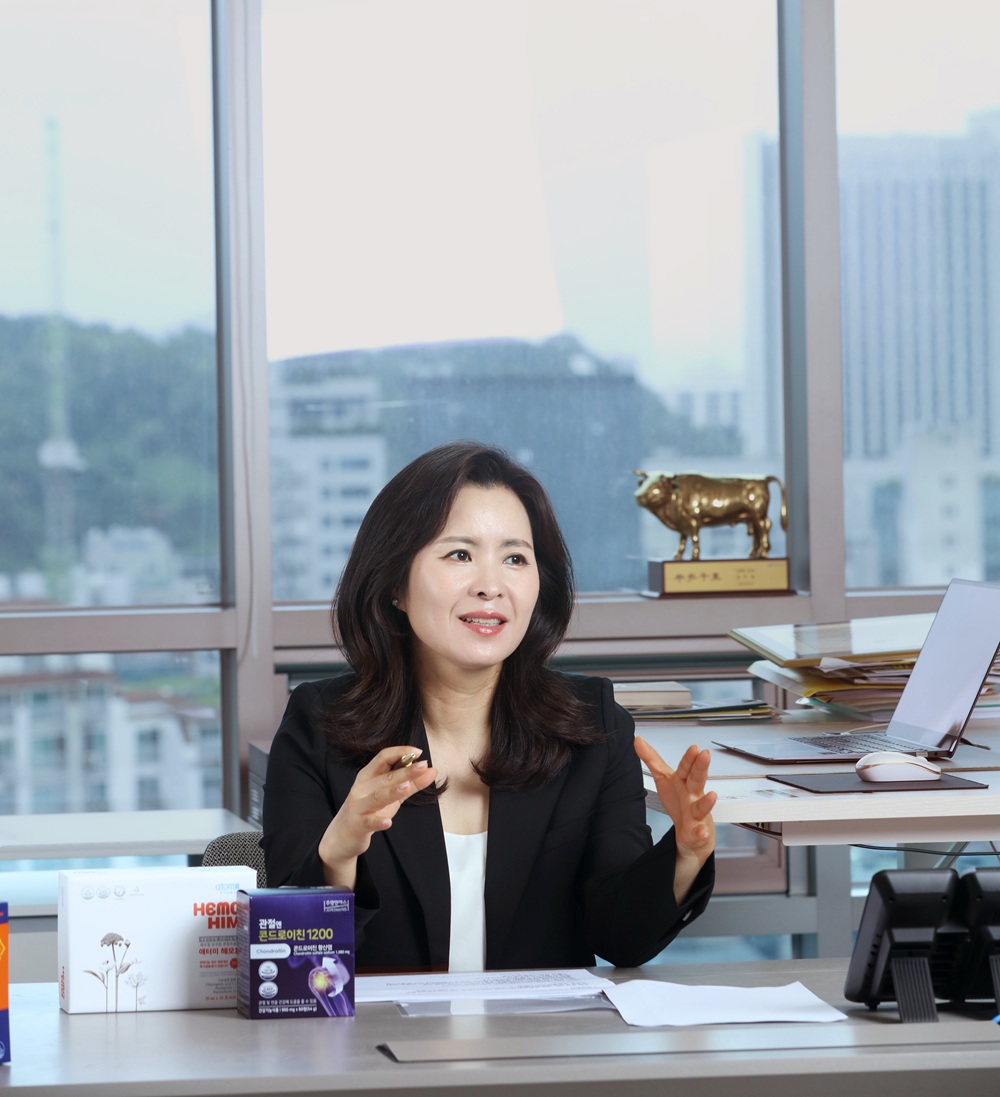 ▲윤여원 콜마비앤에이치 대표가 집무실에서 경영 비전에 대해 밝히고 있다. (사진제공=콜마비앤에이치)