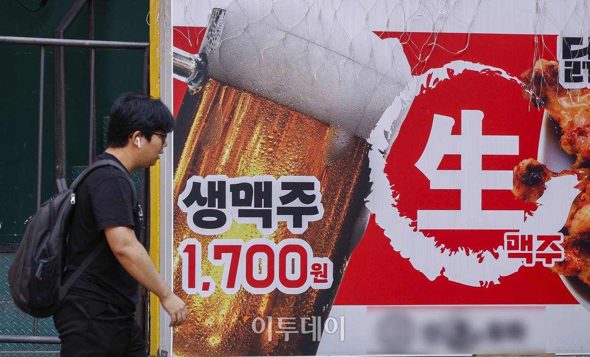 ▲술집이나 식당에서 파는 주류 가격이 상승했다. 8일 통계청에 따르면 지난달 외식 소주 품목의 소비자물가지수는 1년 전보다 0.1% 올랐다. 지난해 9월 0.6% 감소 이후 9개월간 이어진 하락세가 반전된 것이다. 외식 맥주도 지난달 0.5% 오르며 지난해 12월 0.4% 감소 이후 7개월 만에 상승했다. 이날 서울 시내 한 식당가에 주류 가격 안내문이 게시돼 있다. 조현호 기자 hyunho@