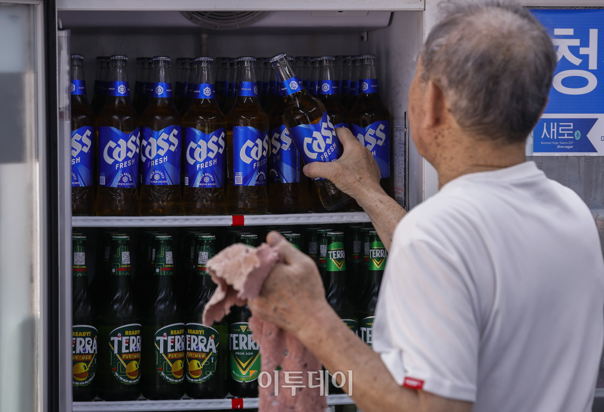 ▲술집이나 식당에서 파는 주류 가격이 상승했다. 8일 통계청에 따르면 지난달 외식 소주 품목의 소비자물가지수는 1년 전보다 0.1% 올랐다. 지난해 9월 0.6% 감소 이후 9개월간 이어진 하락세가 반전된 것이다. 외식 맥주도 지난달 0.5% 오르며 지난해 12월 0.4% 감소 이후 7개월 만에 상승했다. 이날 서울 시내 한 식당에서 자영업자가 냉장고에 주류 진열을 하고 있다. 조현호 기자 hyunho@